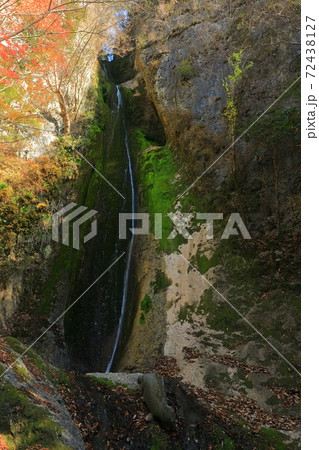 【岡山県】紅葉の絹掛の滝 【岡山県】紅葉の絹掛の滝 72438127