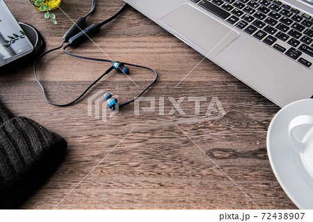 ワイヤレスイヤホン 書斎スマホイメージ素材 72438907