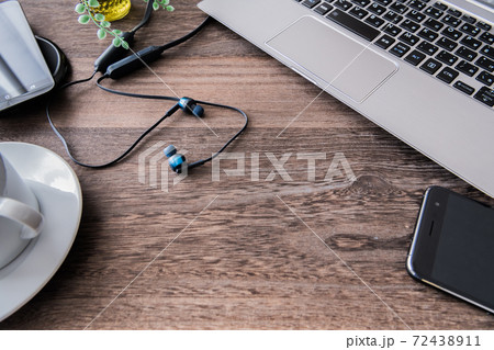ワイヤレスイヤホン 書斎スマホイメージ素材 72438911