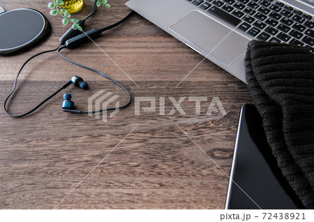 ワイヤレスイヤホン 書斎スマホイメージ素材 ワイヤレスイヤホン 書斎スマホイメージ素材 72438921