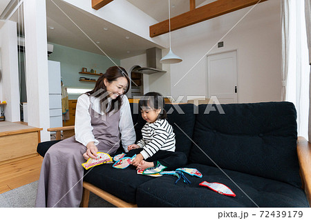 家の中で遊ぶ親子 家の中で遊ぶ親子 72439179