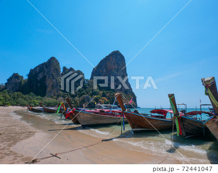 海岸に停泊するロングテールボート (西ライレイビーチ、クラビ県、タイ王国) 72441047