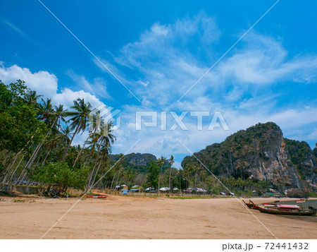 干潮のトンサイビーチ (ライレイ、クラビ県、タイ王国) 72441432