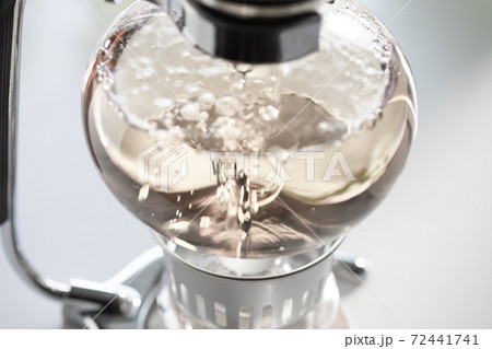 コーヒーサイフォンでお湯を沸かしたところ コーヒーサイフォンでお湯を沸かしたところ 72441741