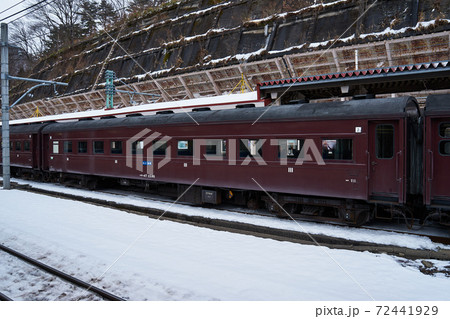 群馬県　雪の水上駅と旧型客車 72441929