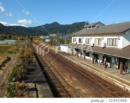関駅から加太峠を望む 72442409