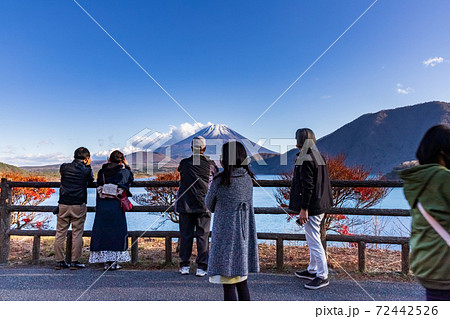 本栖湖西岸から富士山を見る人々 72442526
