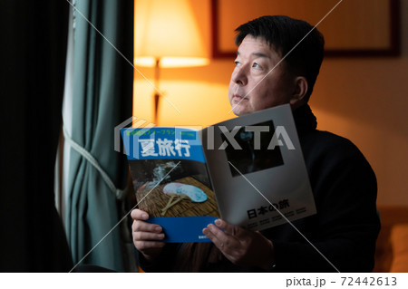 国内旅行の計画をする男性 国内旅行の計画をする男性 72442613