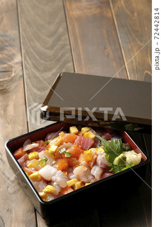お重に入った豪華な海鮮ちらし寿司 お重に入った豪華な海鮮ちらし寿司 72442814