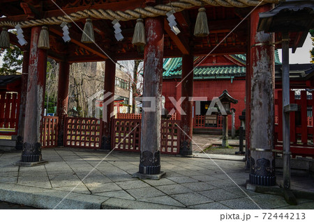 朱色の雪囲いと紅葉が美しい尾崎神社 72444213