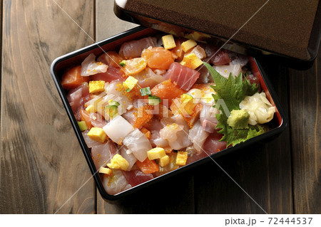 お重に入った豪華な海鮮ちらし寿司（俯瞰） 72444537