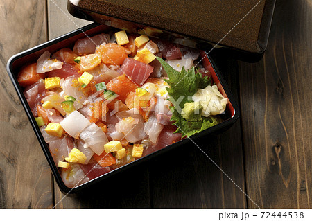 お重に入った豪華な海鮮ちらし寿司(俯瞰) お重に入った豪華な海鮮ちらし寿司(俯瞰) 72444538