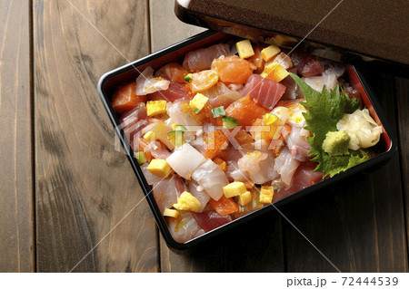 お重に入った豪華な海鮮ちらし寿司(俯瞰) お重に入った豪華な海鮮ちらし寿司(俯瞰) 72444539
