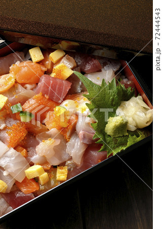 お重に入った豪華な海鮮ちらし寿司(俯瞰) お重に入った豪華な海鮮ちらし寿司(俯瞰) 72444543