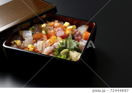お重に入った豪華な海鮮ちらし寿司（黒背景） 72444697