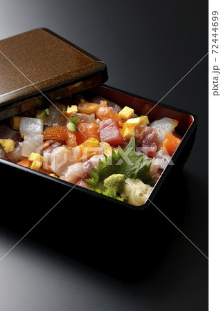 お重に入った豪華な海鮮ちらし寿司（黒背景） 72444699