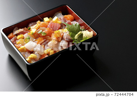 お重に入った豪華な海鮮ちらし寿司（黒背景） 72444704