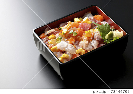 お重に入った豪華な海鮮ちらし寿司(黒背景) お重に入った豪華な海鮮ちらし寿司(黒背景) 72444705