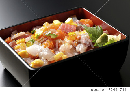 お重に入った豪華な海鮮ちらし寿司（黒背景） 72444711