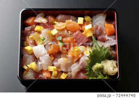 黒背景で撮影したお重に入った豪華な海鮮ちらし寿司 俯瞰 の写真素材