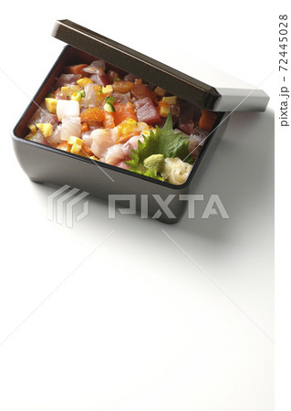 お重に入った豪華な海鮮ちらし寿司（白背景） 72445028