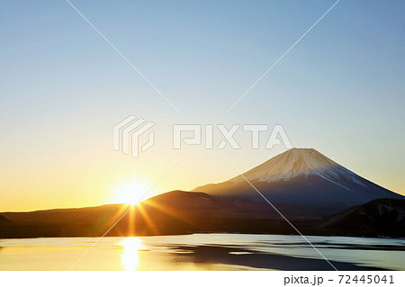富士山と初日の出の写真素材
