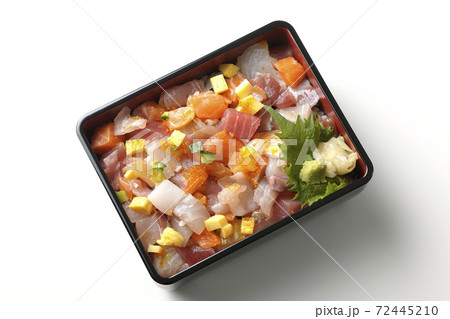 白背景で撮影したお重に入った豪華な海鮮ちらし寿司（俯瞰） 72445210