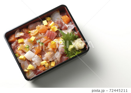 白背景で撮影したお重に入った豪華な海鮮ちらし寿司（俯瞰） 72445211
