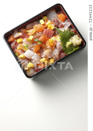 白背景で撮影したお重に入った豪華な海鮮ちらし寿司（俯瞰） 72445215