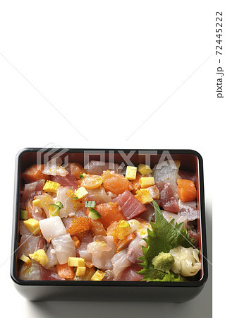 白背景で撮影したお重に入った豪華な海鮮ちらし寿司(俯瞰) 白背景で撮影したお重に入った豪華な海鮮ちらし寿司(俯瞰) 72445222
