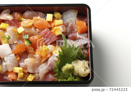 白背景で撮影したお重に入った豪華な海鮮ちらし寿司(俯瞰) 白背景で撮影したお重に入った豪華な海鮮ちらし寿司(俯瞰) 72445225