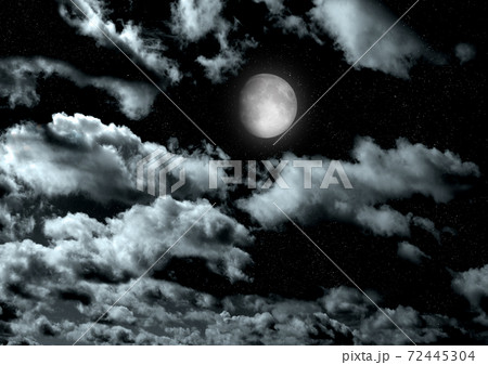 The moon in the night sky 72445304