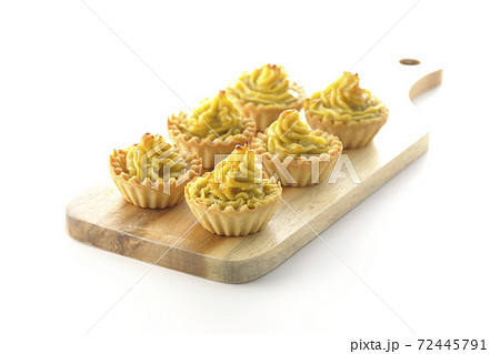 カッティングボードの上に置かれたタルト生地のスイートポテト(白背景) カッティングボードの上に置かれたタルト生地のスイートポテト(白背景) 72445791