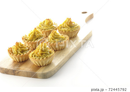 カッティングボードの上に置かれたタルト生地のスイートポテト（白背景） 72445792