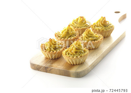 カッティングボードの上に置かれたタルト生地のスイートポテト（白背景） 72445793