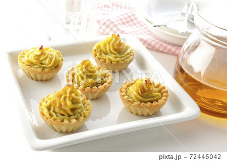 スイートポテトを小皿に取り分けてお茶でも飲みながら食べませんか?(白背景) スイートポテトを小皿に取り分けてお茶でも飲みながら食べませんか?(白背景) 72446042