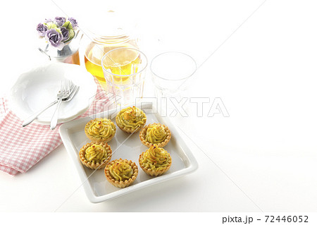 スイートポテトを小皿に取り分けてお茶でも飲みながら食べませんか?(白背景) スイートポテトを小皿に取り分けてお茶でも飲みながら食べませんか?(白背景) 72446052
