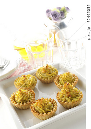 スイートポテトを小皿に取り分けてお茶でも飲みながら食べませんか？（白背景） 72446056