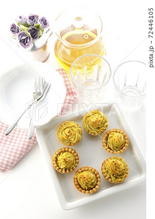 スイートポテトを小皿に取り分けてお茶でも飲みながら食べませんか？（白背景、俯瞰） 72446105