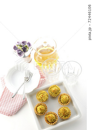 スイートポテトを小皿に取り分けてお茶でも飲みながら食べませんか？（白背景、俯瞰） 72446106