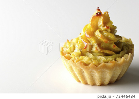 単品のスイートポテトをシンプルに白背景で撮影 単品のスイートポテトをシンプルに白背景で撮影 72446434