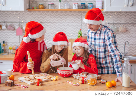 Happy family bake cookies for Christmas Happy family bake cookies for Christmas 72447000