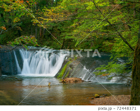 初秋の小滝 (奥日光、栃木県) 72448371