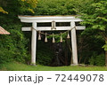 山の奥の鳥居と境内 72449078