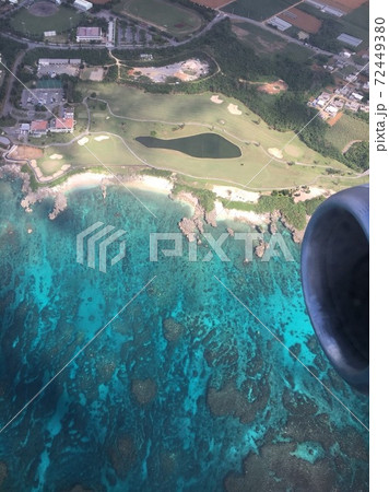 飛行機からの沖縄の海 72449380