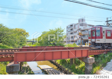 【奈良県】近鉄南大阪線・新緑時期の高田市駅周辺の風景 72450261