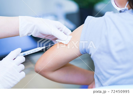 ワクチン接種　予防接種　注射　【コロナ禍のメディカル】 72450995