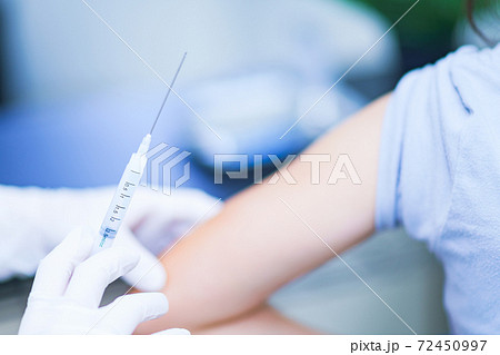 ワクチン接種　予防接種　注射　【コロナ禍のメディカル】 72450997