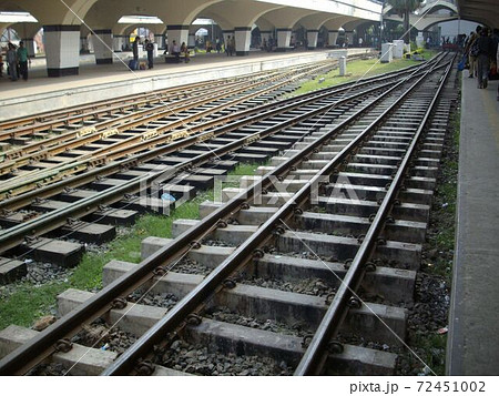 バングラデシュ ダッカ中央駅の三線軌条の写真素材