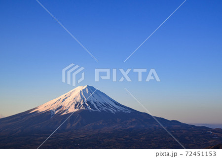 快晴の空と雪をかぶる富士山 快晴の空と雪をかぶる富士山 72451153